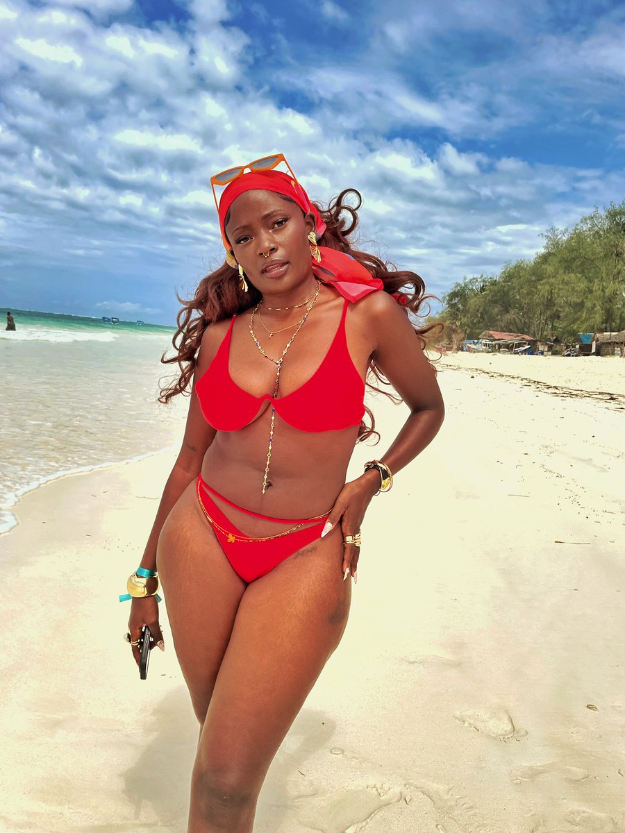 Weccie3's tweet image. Mid year break aka Summer break❤️