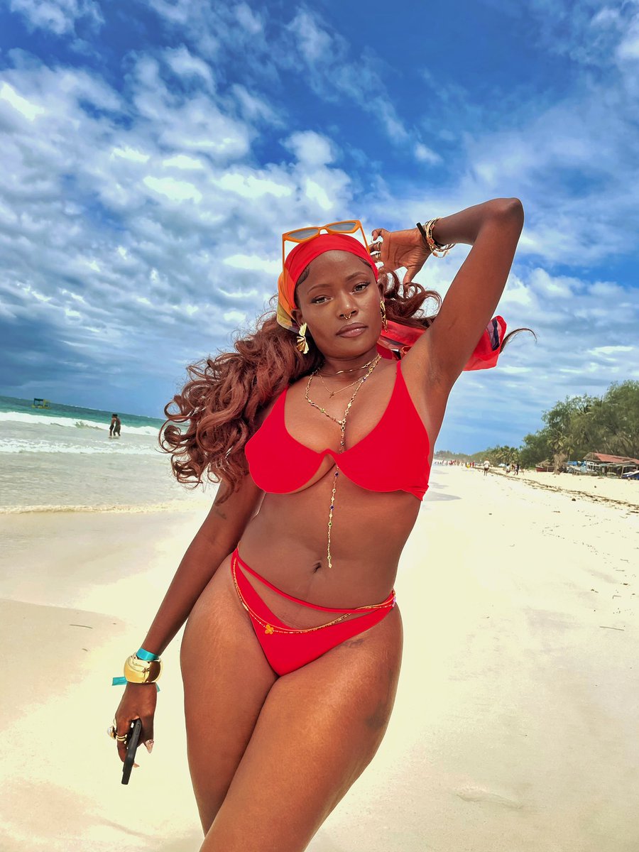 Weccie3's tweet image. Mid year break aka Summer break❤️