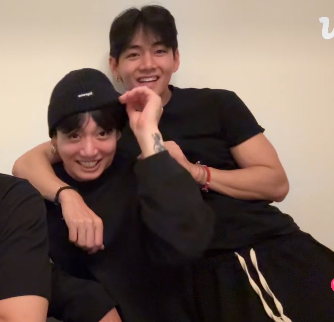 cloudsforthv's tweet image. loves of my life 🤍