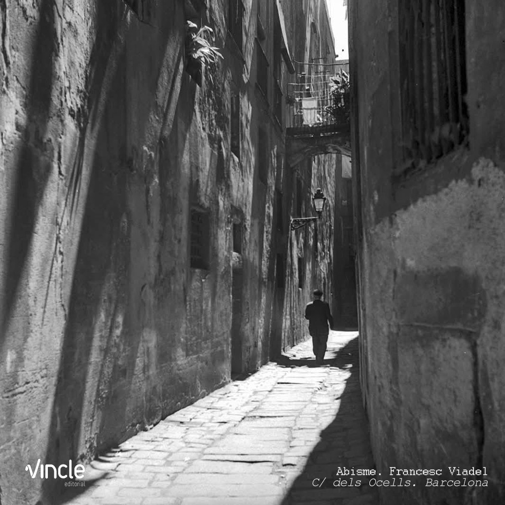 Vincle Editorial (@vincle_ed) on Twitter photo La cambra dels pares era la que donava al carrer, paret amb paret amb la nostra habitació. Per tant, era inevitable, sentir les seues batusses nocturnes, els seus gemecs d’animals durant els brevíssims moments d’intimitat que de tard en tard es permetien.
Abisme. <a href="/FrancescViadel/">Francesc Viadel</a> La cambra dels pares era la que donava al carrer, paret amb paret amb la nostra habitació. Per tant, era inevitable, sentir les seues batusses nocturnes, els seus gemecs d’animals durant els brevíssims moments d’intimitat que de tard en tard es permetien.
Abisme. <a href="/FrancescViadel/">Francesc Viadel</a>
