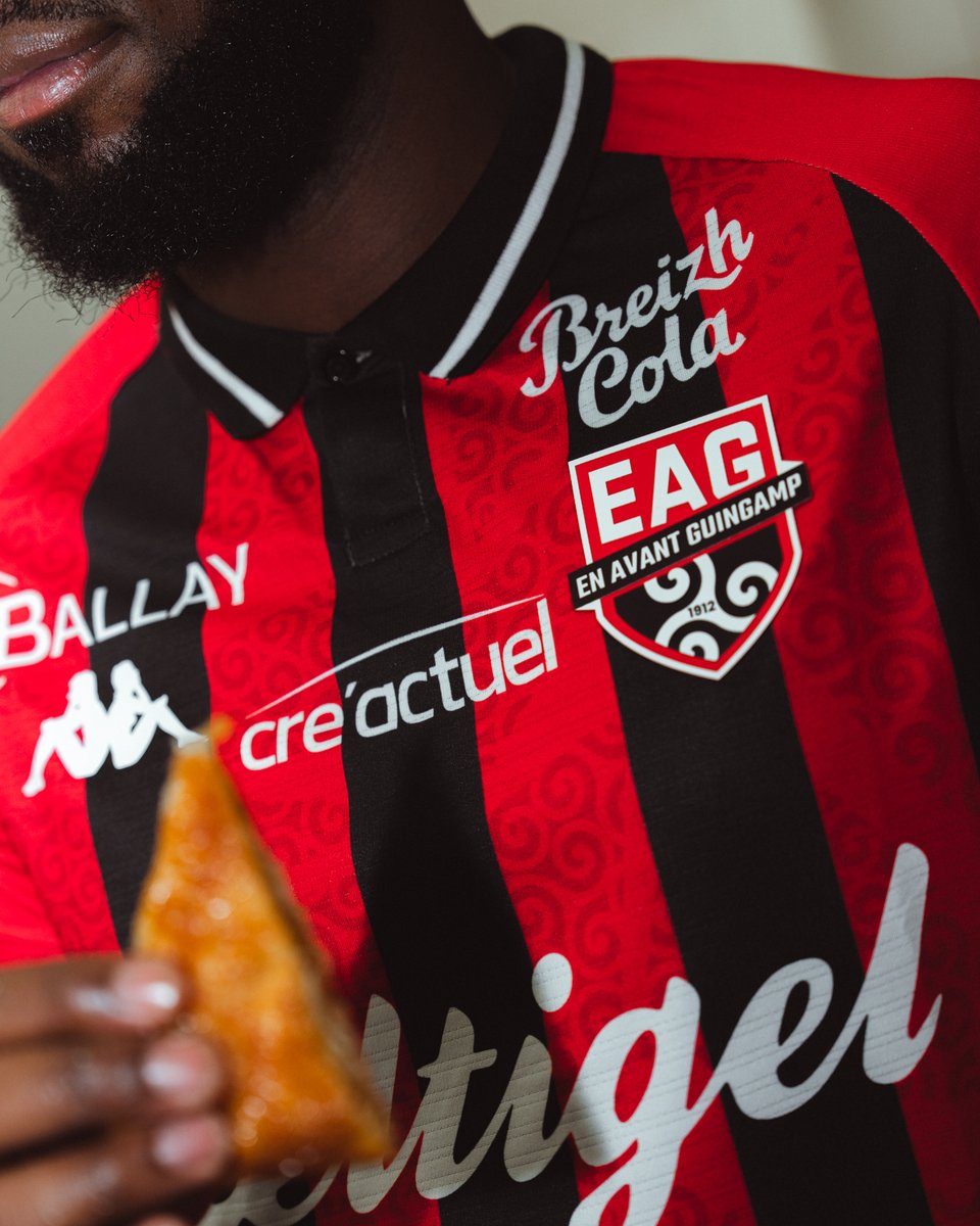 Kappa 🇫🇷 (@kappafrance) on Twitter photo 🔴⚫ Retour aux sources !
Le nouveau maillot domicile 25/26 de l’<a href="/EAGuingamp/">En Avant Guingamp</a> est là 👕
Bandes rouges et noires, col boutonné, motif celtique : un clin d’œil élégant aux années 80 & 2000.
#Kappa #KappaSport 🔴⚫ Retour aux sources !
Le nouveau maillot domicile 25/26 de l’<a href="/EAGuingamp/">En Avant Guingamp</a> est là 👕
Bandes rouges et noires, col boutonné, motif celtique : un clin d’œil élégant aux années 80 & 2000.
#Kappa #KappaSport