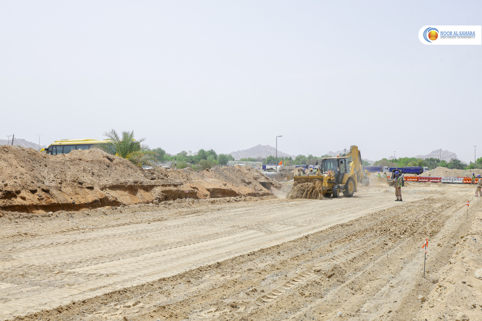 NoorContracting's tweet image. Massive road works are in full swing near Al Ain Zoo, where our dedicated team is carrying out the upgrading of paving layers of the city’s new truck route — a vital corridor that will enhance traffic flow, safety, &amp;amp; connectivity across Al Ain.

#AbuDhabi #AlAin #AACM #NAS #roads