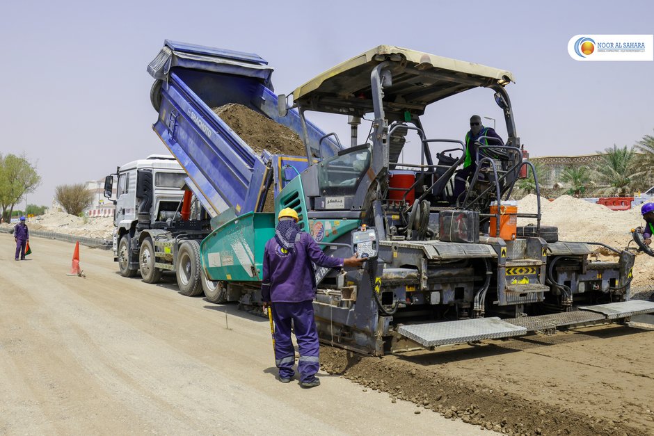 NoorContracting's tweet image. Massive road works are in full swing near Al Ain Zoo, where our dedicated team is carrying out the upgrading of paving layers of the city’s new truck route — a vital corridor that will enhance traffic flow, safety, &amp;amp; connectivity across Al Ain.

#AbuDhabi #AlAin #AACM #NAS #roads