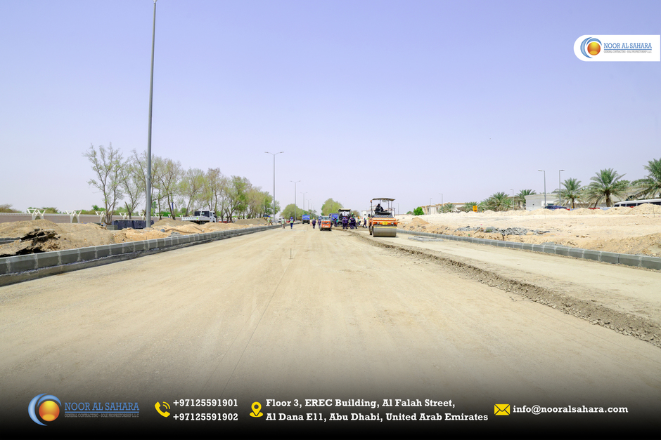NoorContracting's tweet image. Massive road works are in full swing near Al Ain Zoo, where our dedicated team is carrying out the upgrading of paving layers of the city’s new truck route — a vital corridor that will enhance traffic flow, safety, &amp;amp; connectivity across Al Ain.

#AbuDhabi #AlAin #AACM #NAS #roads