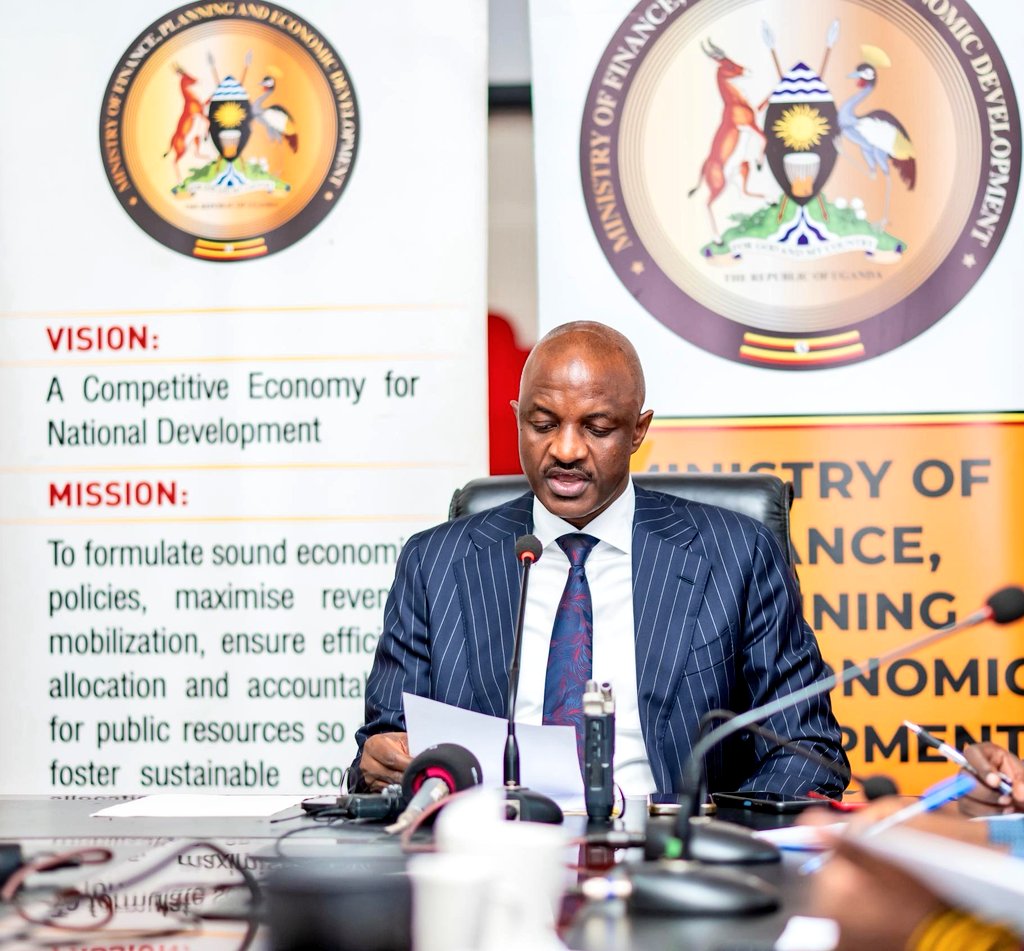 mofpedU's tweet image. According to PSST @rggoobi Uganda’s total export earning in Q3 of FY 2024/25 amounted to USD 2.6 billion.
He said this translates to a growth of 39.1% compared to export earnings of USD 1.9 billion recorded for Q3 FY 2023/24.
Ggoobi said this was as a result of improved…