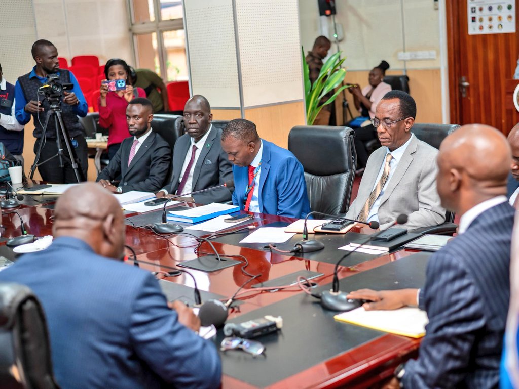 mofpedU's tweet image. According to PSST @rggoobi Uganda’s total export earning in Q3 of FY 2024/25 amounted to USD 2.6 billion.
He said this translates to a growth of 39.1% compared to export earnings of USD 1.9 billion recorded for Q3 FY 2023/24.
Ggoobi said this was as a result of improved…
