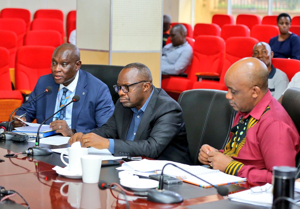 mofpedU's tweet image. According to PSST @rggoobi Uganda’s total export earning in Q3 of FY 2024/25 amounted to USD 2.6 billion.
He said this translates to a growth of 39.1% compared to export earnings of USD 1.9 billion recorded for Q3 FY 2023/24.
Ggoobi said this was as a result of improved…