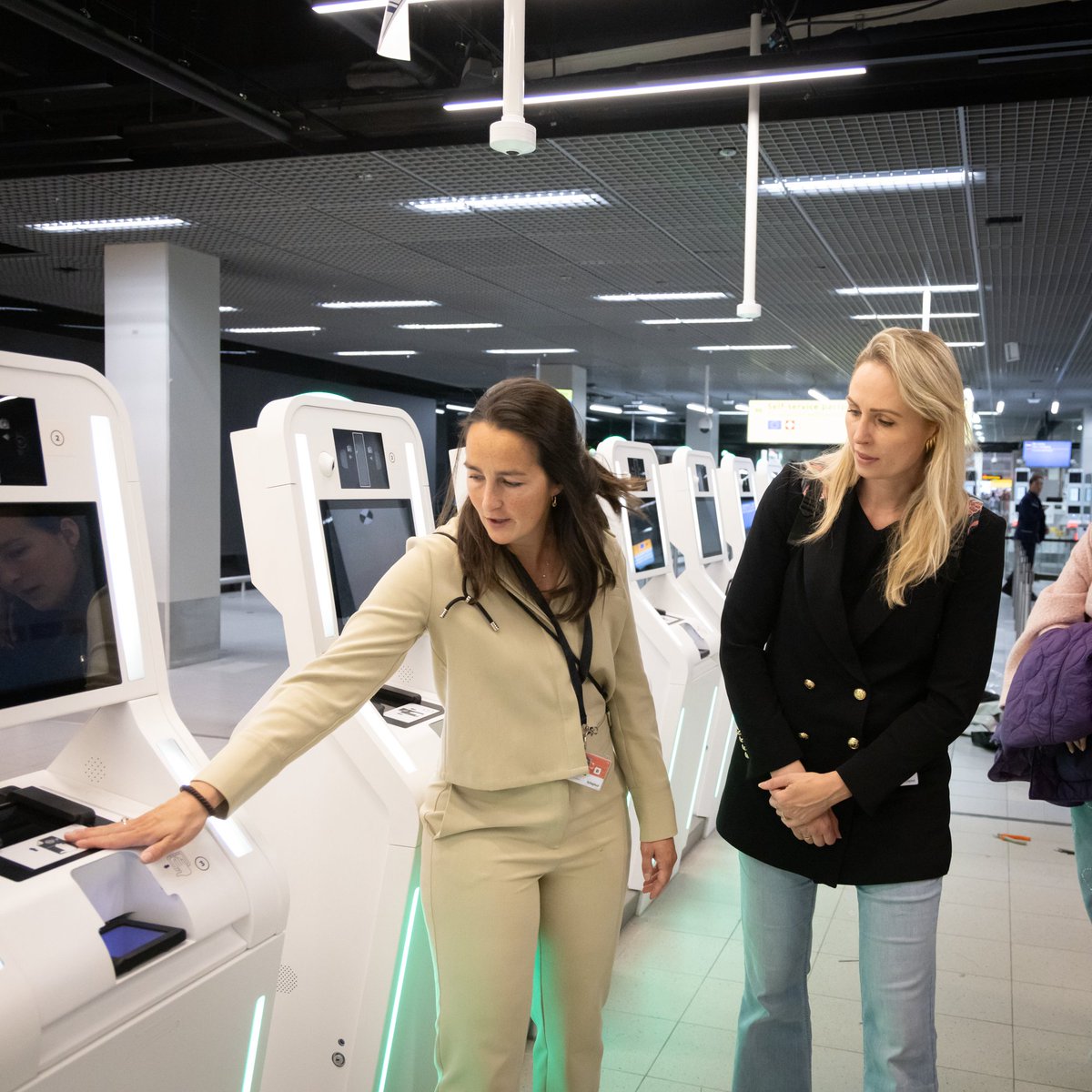 QueenyRaj's tweet image. Reces is geen vakantie. Ik bezocht de Koninklijke Marechaussee op Schiphol: professionals die met rust en zorg werken aan grensbewaking en veiligheid — ook in moeilijke situaties zoals gedwongen terugkeer. Grote waardering voor hun inzet. 💙