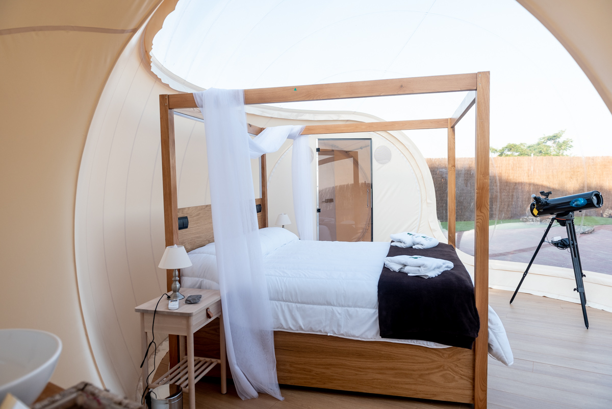 Glamping in Spain offers exclusive experiences in the heart of nature ⛺ From transparent bubbles to panoramic cabins in natural parks, all the accommodation combines sustainability and comfort with the charm of a boutique hotel, allowing you to connect with the environment in a