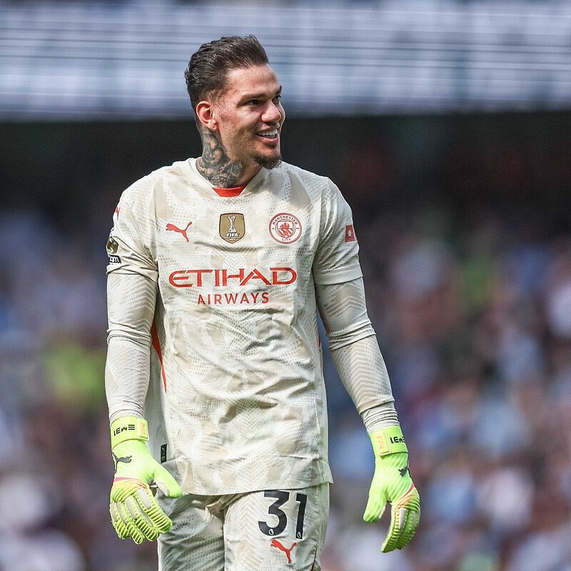 Galatasaray, Manchester City forması giyen Ederson'un resmi olarak şartlarını sordu. Brezilyalı eldiven 'maaş beklentisi' karşılanırsa, Galatasaray'da forma giymeye sıcak bakıyor. (Yağız Sabuncuoğlu)