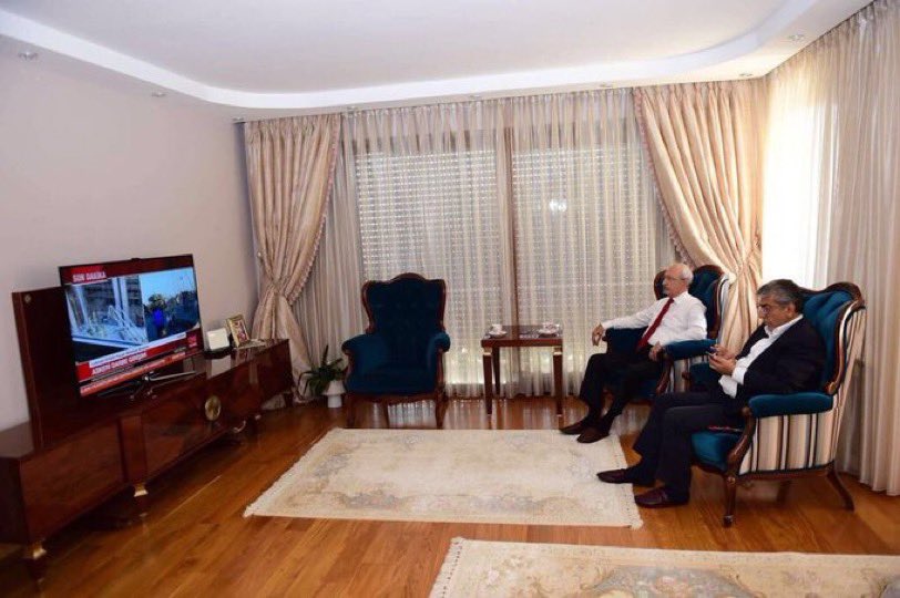 15 Temmuz darbe girişimini Atatürk Havalimanı’ndan darbecilerin izniyle çıkış yapıp Bakırköy Belediye Başkanının evinde televizyon karşısında izleyen CHP Genel Başkanı Kemal Kılıçdaroğlu, darbe girişimine hep beraber direndiklerini öne sürdü. İşte CHP'li direniş 👇