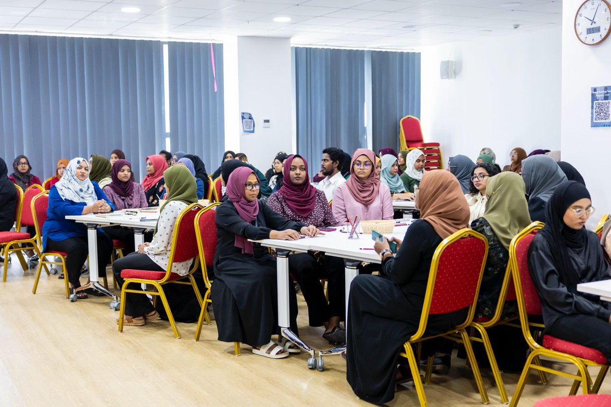 SFdevelopmentMV's tweet photo. 2025 ވަނަ އަހަރުގެ ސިވިލް ސަރވިސް ޓްރެއިނިންގ ޑައިރެކްޓަރީގައި ހިމަނާފައިވާ 'މަންތްލީ ސްޕެޝަލް' ތަމްރީނުތަކުގެ ތެރެއަށް މުޅިން އަލަށް  ތަޢާރަފުކުރި 'ކެޕޭ ސިޓީ ބިލްޑިންގ' ޕްރޮގްރާމެއް މި ވުޒާރާގައި ފަށައިފި.  
 
ސިވިލް ސަރވިސް ޓްރެއިނިންގ އިންސްޓިޓިއުޓުން އިސްނަގައިގެން އިންތިޒާމުކޮށްފައިވާ މި ޕްރޮގްރާމަކީ ވުޒާރާތަކުގެ މުވައްޒަފުންނަށް ކޮންމެހެން ބޭނުންވާނޭ ތަމްރީނުތައް އެ ވުޒާރާ އަކުން ފާހަގަކުރުމަށްފަހު، ވީހާވެސް ގިނަ މުވައްޒަފުން ޝާމިލްކޮށްގެން ކުރިއަށް ގެންދިއުމަށް އިންތިޒާމު ކުރެވިފައިވާ ތަމްރީނު ޕްރޮގްރާމެއް.

@cscmaldives