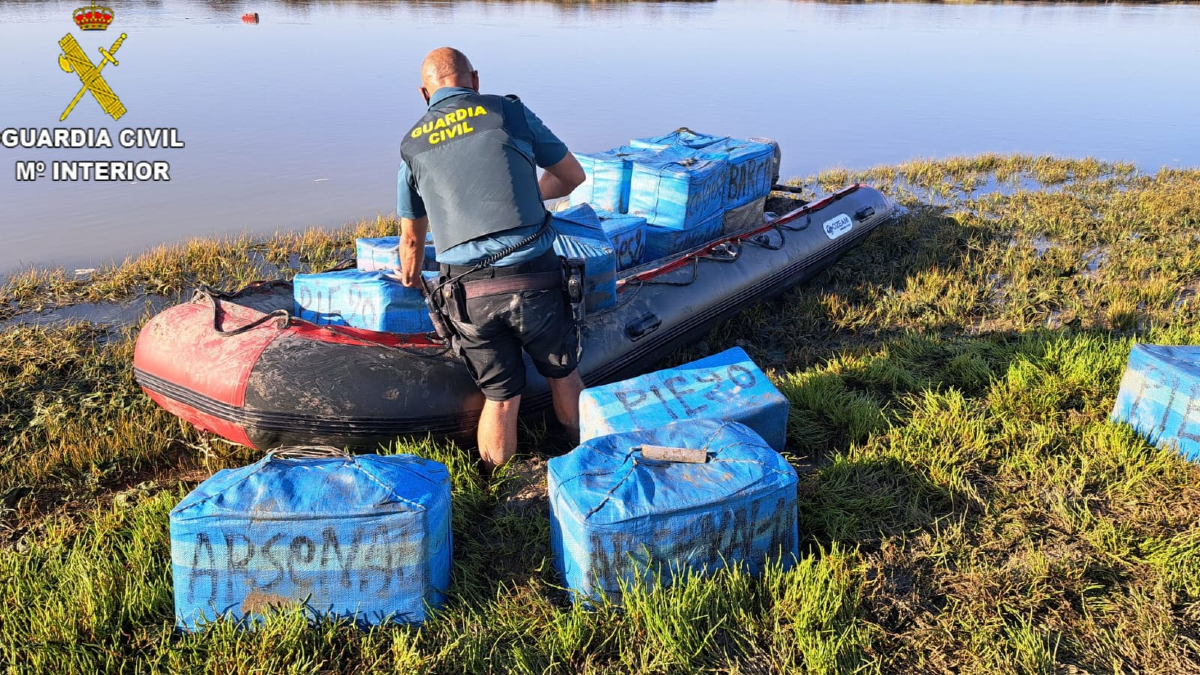 elpuertoalmin's tweet photo. #NARCOTRÁFICO
#CHICLANA La #GuardiaCivil frustra un #alijo de más de 900 kilos de #hachís en #SanctiPetri
https://t.co/fadp6quhIK https://t.co/5kuAiGRiSU