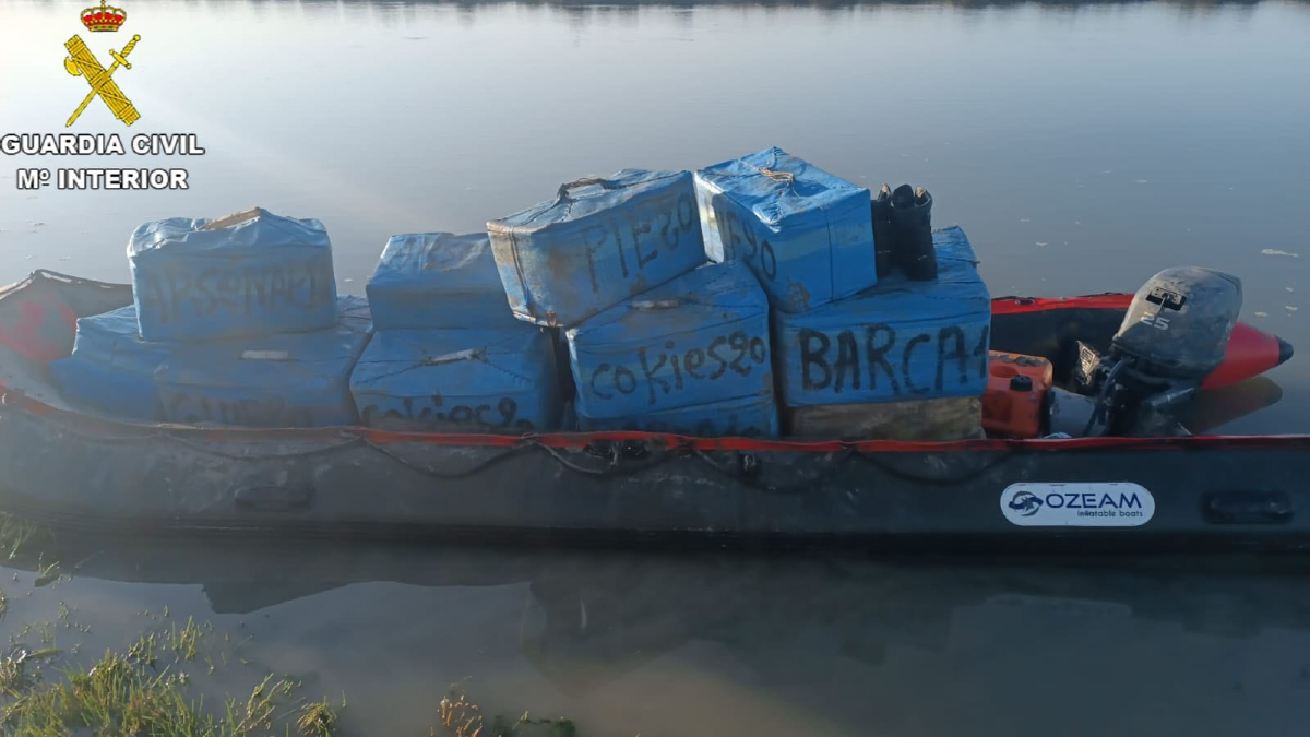 elpuertoalmin's tweet photo. #NARCOTRÁFICO
#CHICLANA La #GuardiaCivil frustra un #alijo de más de 900 kilos de #hachís en #SanctiPetri
https://t.co/fadp6quhIK https://t.co/5kuAiGRiSU