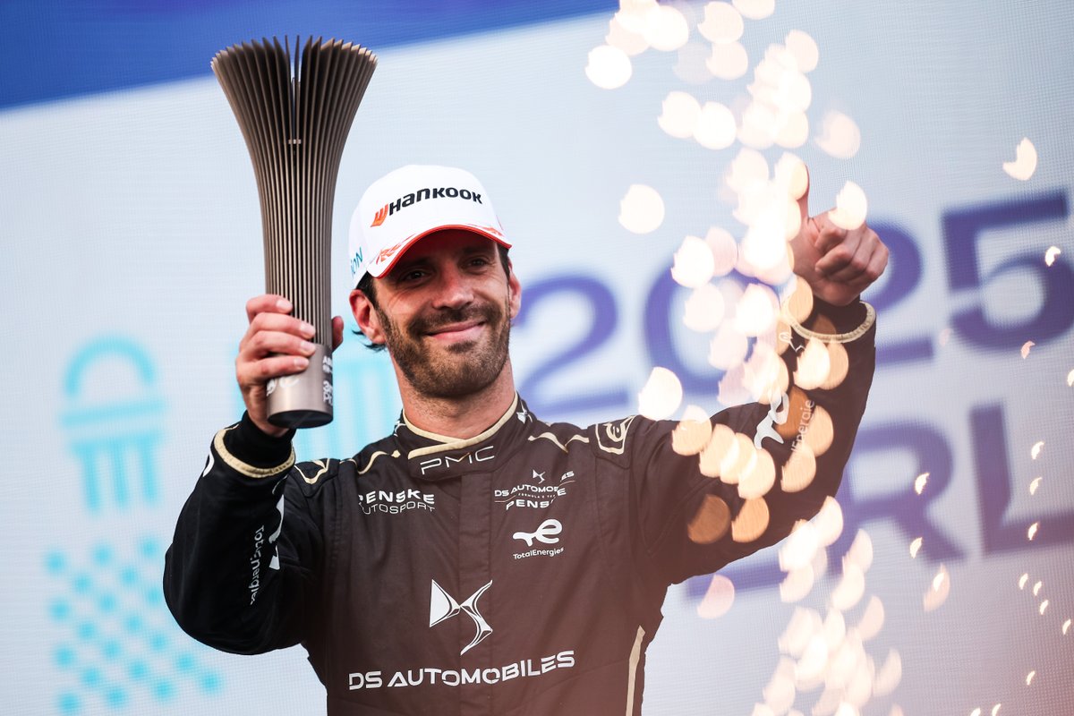 Stellantis France (@stellantisfr) on Twitter photo 🚀 De la 18e place à un podium à Berlin : une remontée spectaculaire signée <a href="/JeanEricVergne/">Jean-Eric Vergne</a> pour <a href="/DS_Performance/">DS Performance</a>
lors du #BerlinEPrix !
⚡️ Prochaine étape : la grande finale de la saison à Londres.
En savoir plus : media.stellantis.com/fr-fr/ds-perfo… #FormulaE #DSAutomobiles 🚀 De la 18e place à un podium à Berlin : une remontée spectaculaire signée <a href="/JeanEricVergne/">Jean-Eric Vergne</a> pour <a href="/DS_Performance/">DS Performance</a>
lors du #BerlinEPrix !
⚡️ Prochaine étape : la grande finale de la saison à Londres.
En savoir plus : media.stellantis.com/fr-fr/ds-perfo… #FormulaE #DSAutomobiles