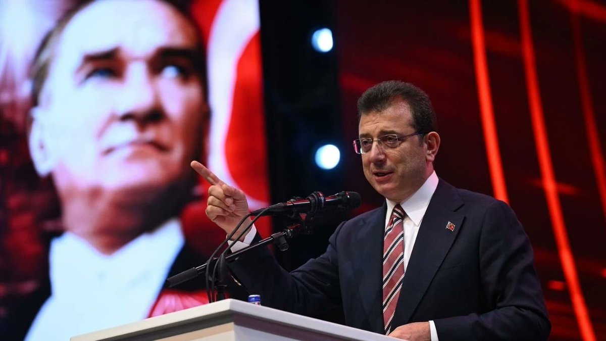 Ekrem İmamoğlu:

"Bu ülkede bir daha asla 15 Temmuzlar yaşanmasın istiyorsak, bir an önce, kurumlar ve kurallar ülkesi olmak, demokrasiyi eksiksiz sağlamak zorundayız.

Bir an önce, yargı bağımsızlığını, hukukun üstünlüğünü sağlamak zorundayız.

15 Temmuz'da, demokrasiye sahip