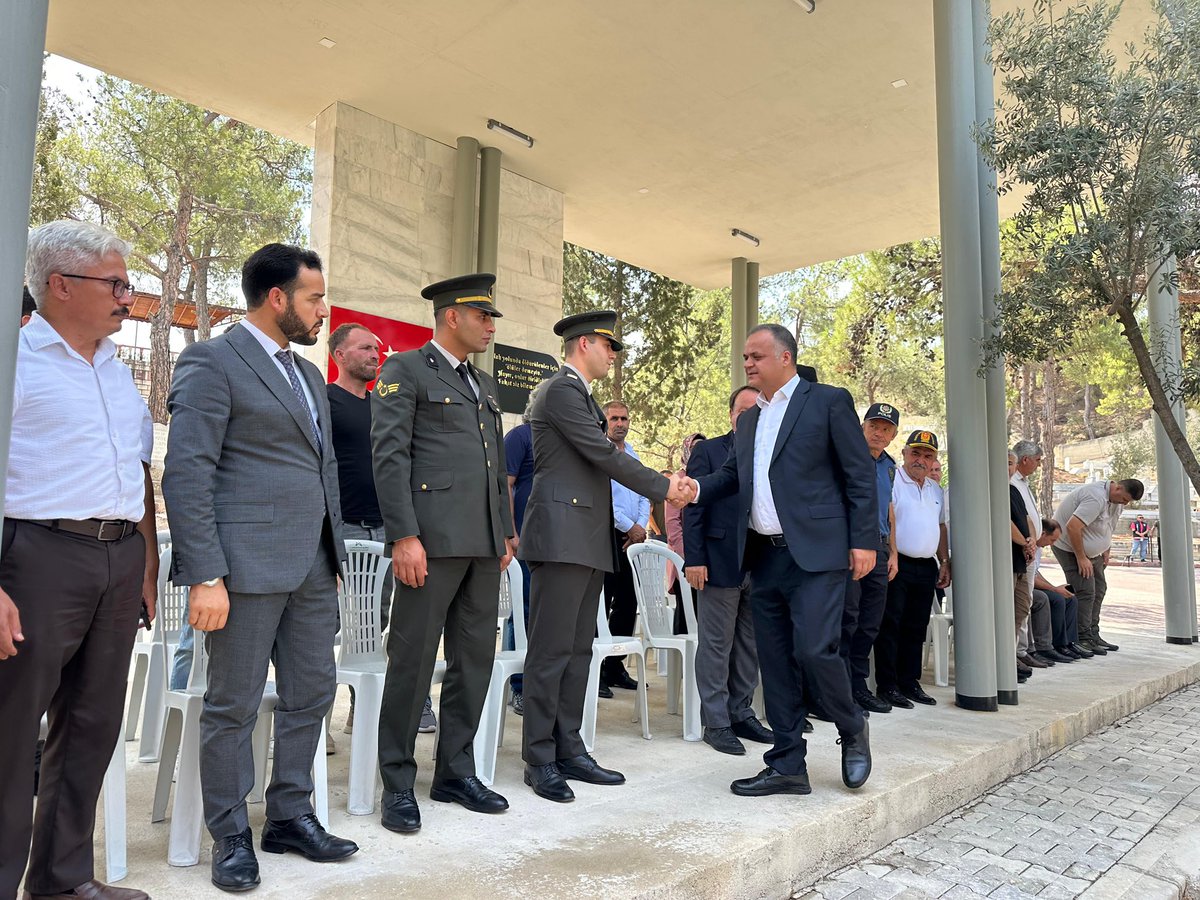 15 Temmuz Demokrasi ve Millî Birlik Günü kapsamında, Kaymakamımız Sayın Osman ÇELİKKOL, beraberindeki protokol üyeleri ile birlikte ilçemiz şehitlik mezarlığını ziyaret etti.

Ziyaret sırasında aziz şehitlerimiz için Kur’an-ı Kerim tilaveti okundu ve dualar edildi. Şehitlerimizin