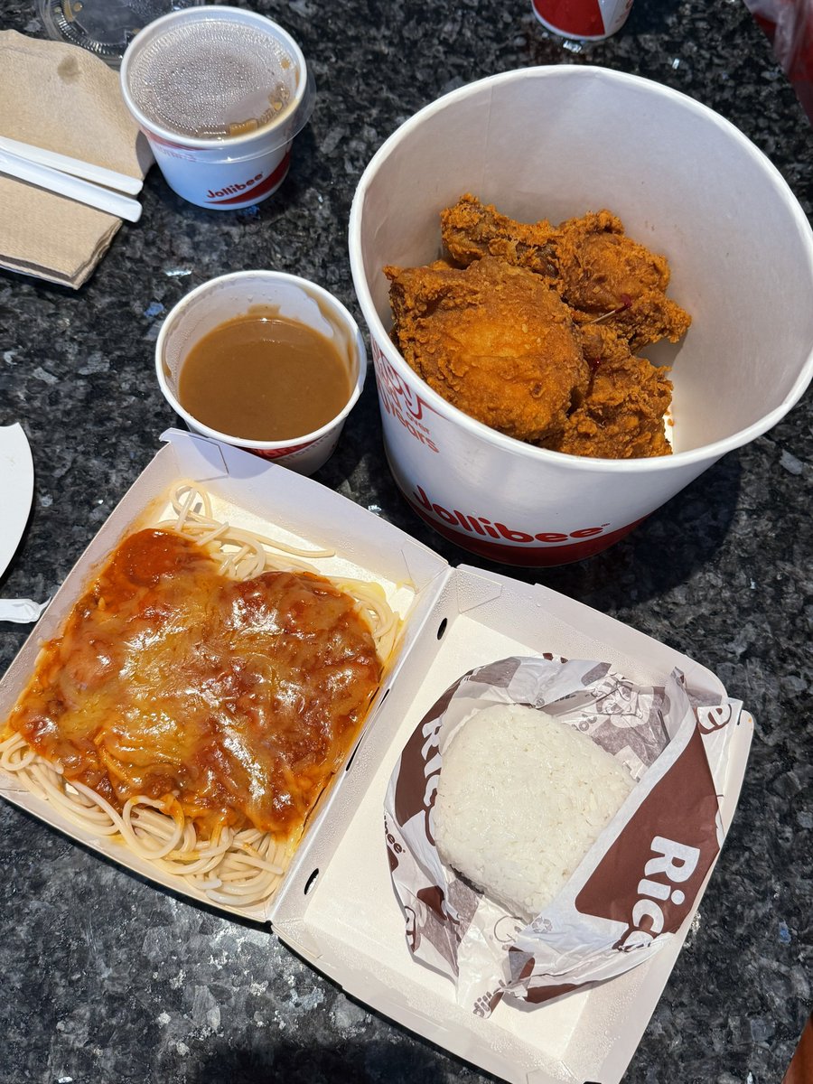 ZeetwoZ2's tweet image. Now that I’m on vacation, I really gotta start going through the finals day photos… 😴
After the finals i had to pack (no party straight to my room) > airport run at noon > arrived Korea > bed time > woke up at 4am & packed for vacay > flight > arrived and had jollibee 🤤