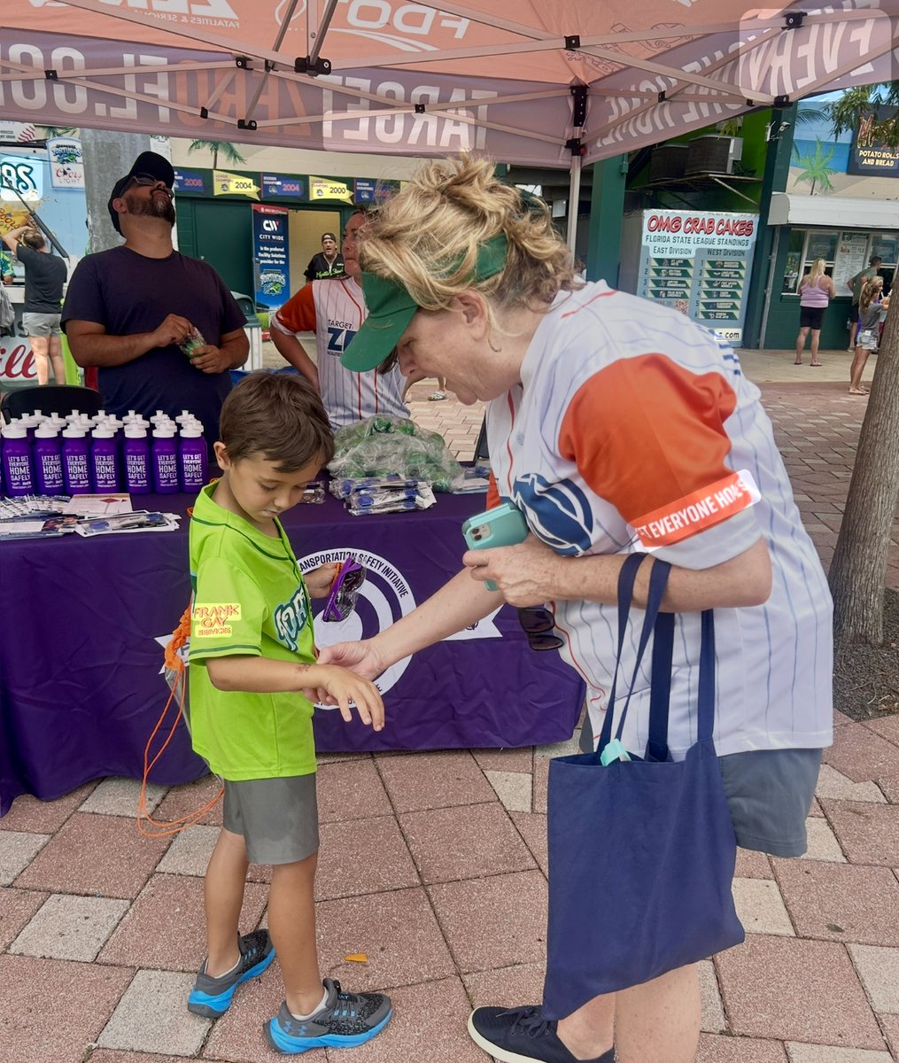 MyFDOT_CFL's tweet image. The @daytonatortugas season is in full swing, and so is FDOT’s commitment to roadway safety. Volunteers shared Target Zero messages and handed out baseball stress balls and LED armbands. Fans lit up in blue, and kids played catch. Thanks, Daytona, for your support! #TargetZero