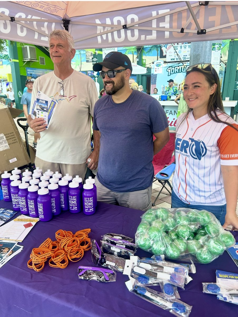 MyFDOT_CFL's tweet image. The @daytonatortugas season is in full swing, and so is FDOT’s commitment to roadway safety. Volunteers shared Target Zero messages and handed out baseball stress balls and LED armbands. Fans lit up in blue, and kids played catch. Thanks, Daytona, for your support! #TargetZero