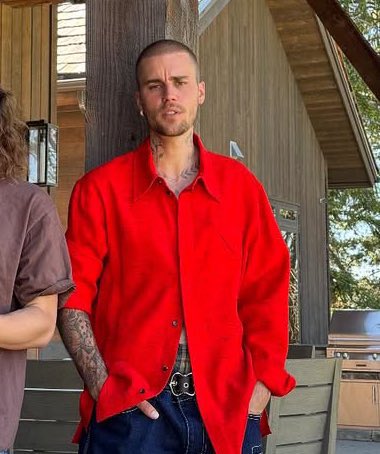 rapadito con cara de enojado, proceda nomas