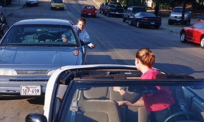 Estudio concluye: tener que conducir demasiado produce amargura. 🛞☹️ Cómo la dependencia extrema del auto está llevando a la infelicidad. 😞 theguardian.com/us-news/2024/d…