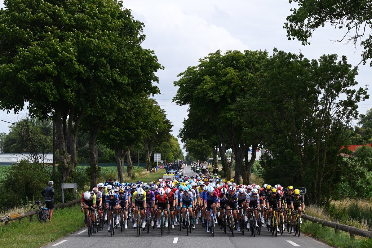 UCI_cycling's tweet image. Rest day mode: 𝙖𝙘𝙩𝙞𝙫𝙖𝙩𝙚𝙙 ✅
What an explosive start to @LeTour! 💥
From the winds of the north to the wild crowds of Brittany, the action hasn’t let up during the first 10 days on the French roads. 🇫🇷💛
What’s been your standout moment so far?👇
#TDF2025 #RoadCycling
