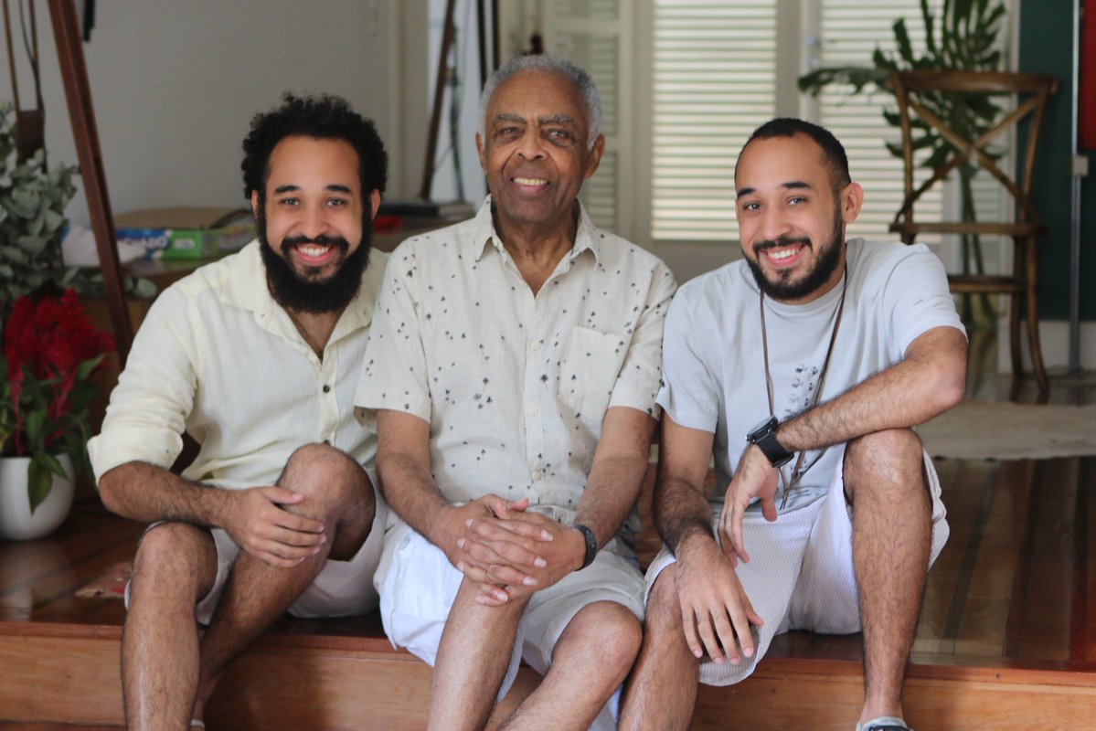 gilbertogil's tweet image. Hoje é dia de Lucas e Gabriel, netos de Gil, gêmeos, 2/3 dos Marílios, forma que chamamos afetuosamente os filhos de Marília e Fábio, segunda filha de Gil. Este é o primeiro aniversário de Lucas como pai e de Gab como tio! Que Aurorinha alegre ainda mais essa data a partir de…