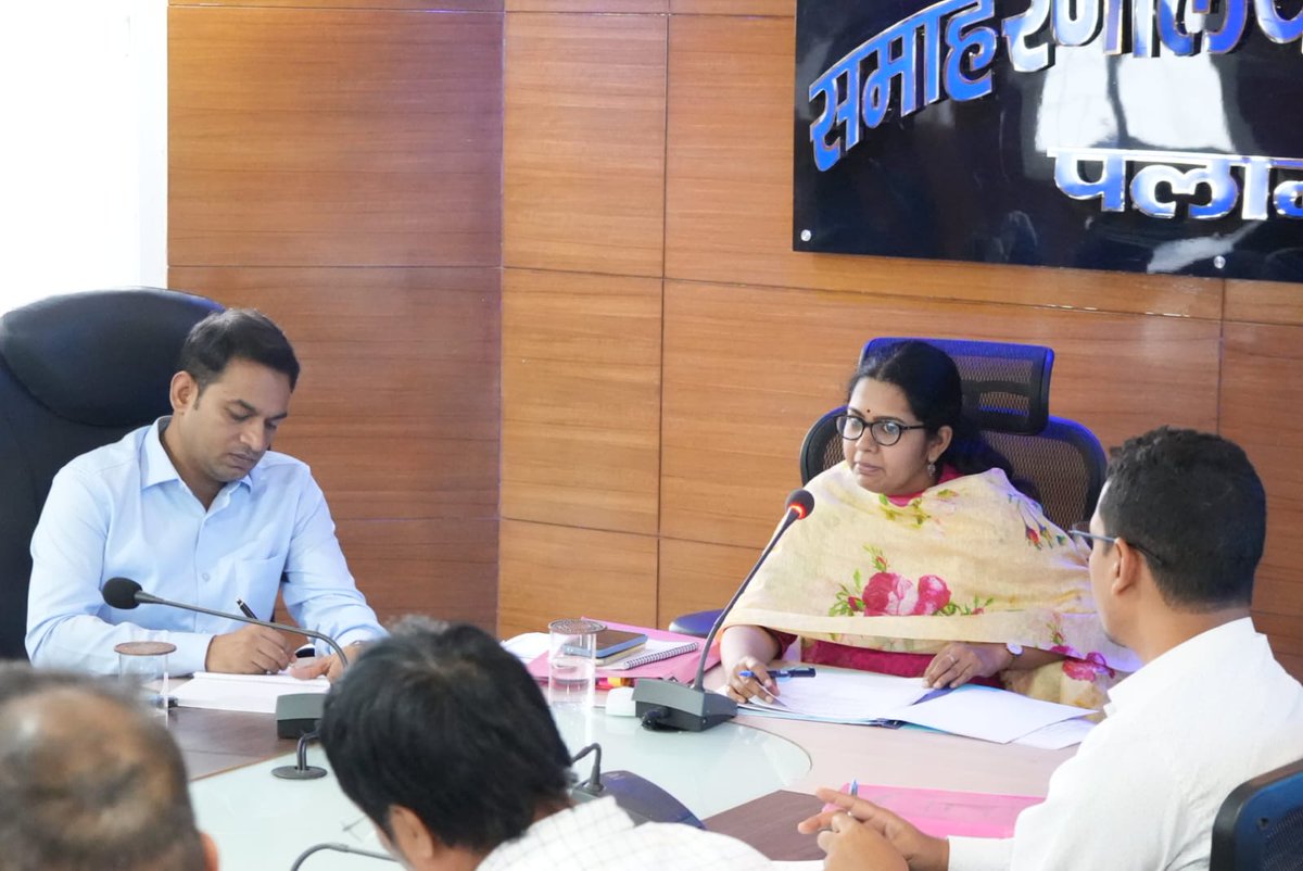 PalamuLibrary's tweet image. उपायुक्त सह जिला दंडाधिकारी समीरा एस की अध्यक्षता में मंगलवार-15 जुलाई को डीईजीएस व ई गवर्नेंस संबंधी बैठक आयोजित की गयी | बैठक में जिला पुस्तकालय ,पलामू में ई ग्रंथालय में हो रहे कार्या एवं सुचारू रूप से संचालन को ले कर अन्य बिंदुओं पर समीक्षा की गयी।