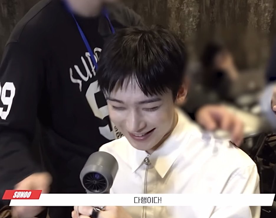 선우 연습생 때 생각이 나는 정도 부담스러운 독무를 진짜 많이 많이 연습하고 마지막까지 아이디어도 내면서 열심히 준비했구나ㅜ 본무대는 완전 멋있게 당당히 했는데 끝나고 선생님이 잘했다고 하니까 진짜냐고 몇번이나 물어보는게ㅠㅠ 칭찬말 좋은말을 많이 해주고 싶음… 우리 떠누 진짜 잘했어
