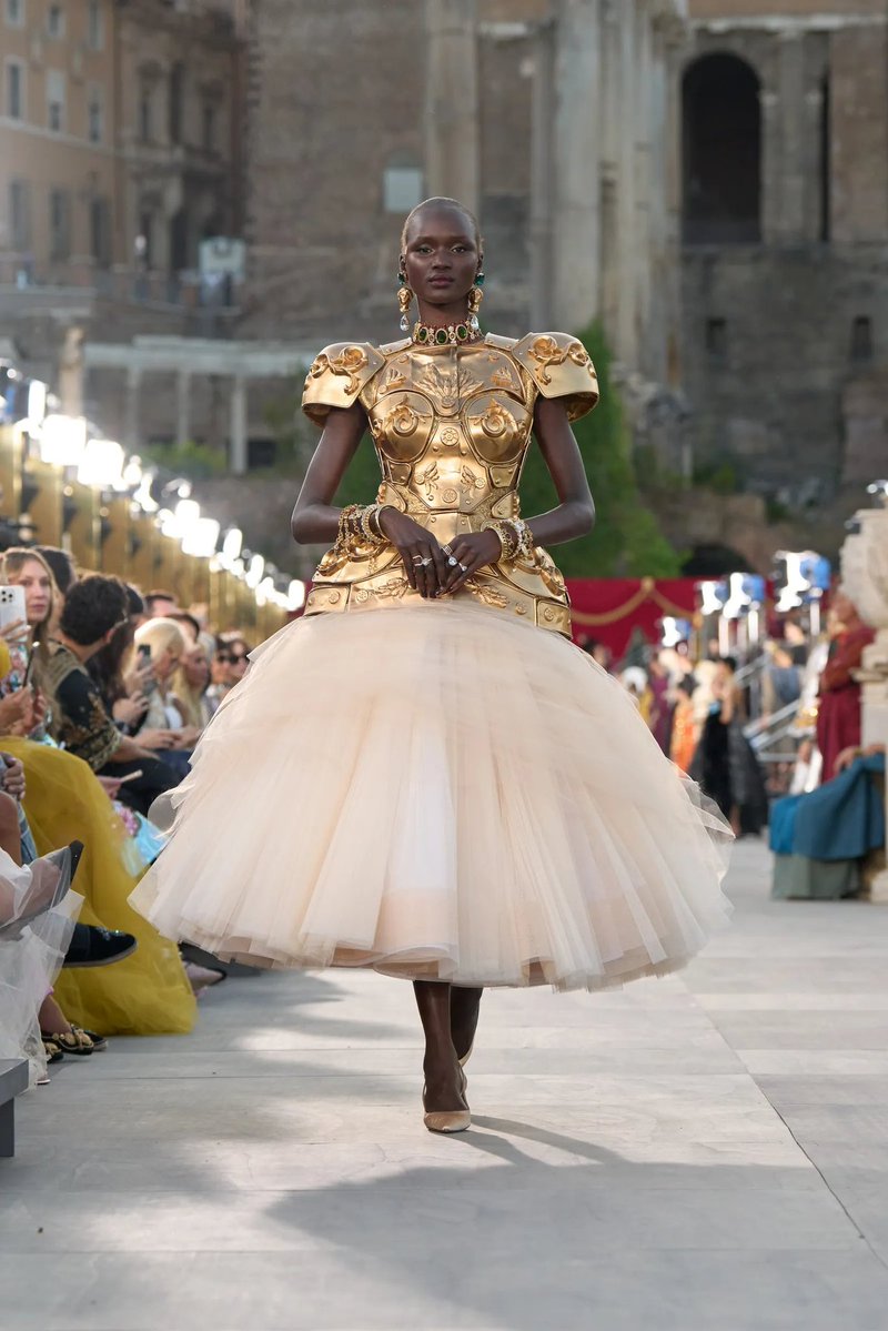 StreetFashion01's tweet image. Dolce & Gabbana Alta Moda 2025 collection in Rome😮💨