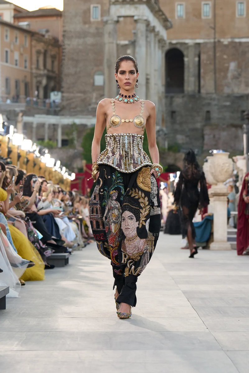 StreetFashion01's tweet image. Dolce & Gabbana Alta Moda 2025 collection in Rome😮💨