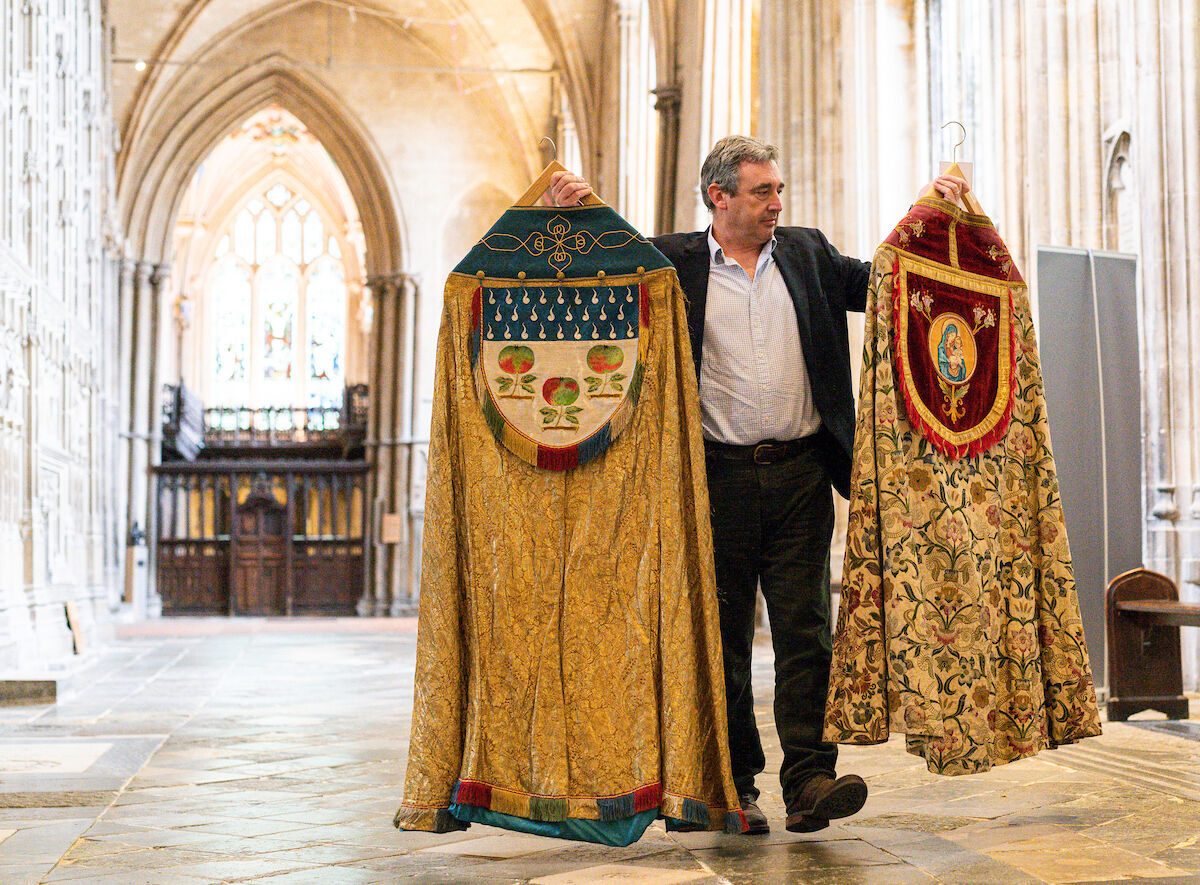 WinCathedral's tweet image. #StSwithunsDay
The vestment on the left is the St Swithun Cope.
It was made for Bishop Garbett (later Archbishop of York), and worn by him at the coronation of George VI. The hood depicts the apples and raindrops associated with the legend of St Swithun 🍏🌧️