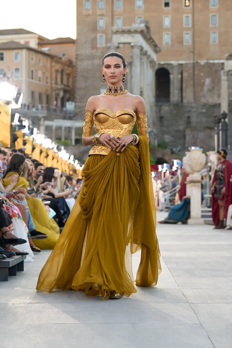 StreetFashion01's tweet image. Dolce & Gabbana Alta Moda 2025 collection in Rome😮💨