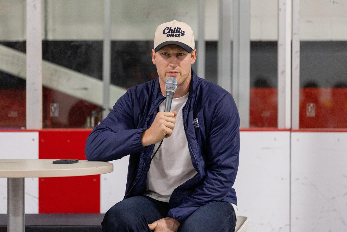 NHLPA's tweet image. Passing down that Dogg mentality – Nathan MacKinnon made a surprise visit to his old stomping grounds inspiring the next generation of Cole Harbour hockey talent 👏
📸: @CHHockeySchool