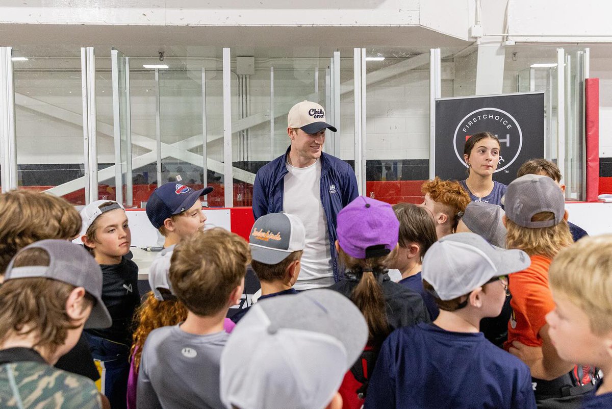 NHLPA's tweet image. Passing down that Dogg mentality – Nathan MacKinnon made a surprise visit to his old stomping grounds inspiring the next generation of Cole Harbour hockey talent 👏
📸: @CHHockeySchool