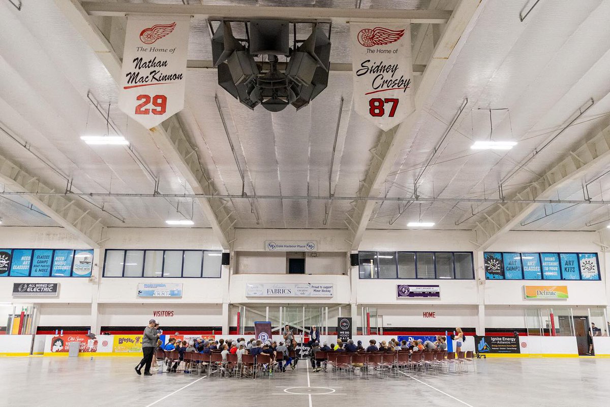 NHLPA's tweet image. Passing down that Dogg mentality – Nathan MacKinnon made a surprise visit to his old stomping grounds inspiring the next generation of Cole Harbour hockey talent 👏
📸: @CHHockeySchool