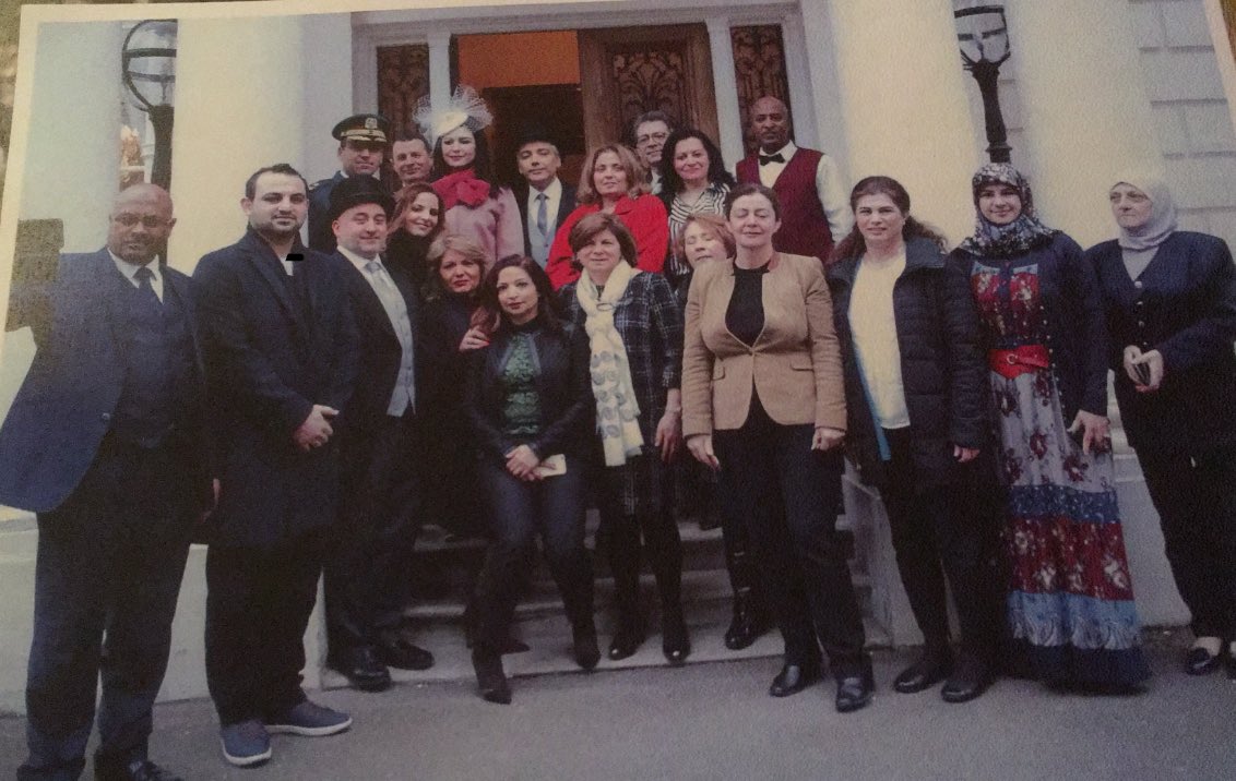 تلقيت اليوم ببالغ الحزن خبر وفاة الصديق العزيز محمد منتش، الذي شغل منصبًا في سفارة لبنان في لندن خلال فترة السفير الحاج والوزير محمد حمود. 

لقد انطلق ابن الجنوب في رحلة الهجرة إلى المملكة المتحدة ، حيث عمل بإخلاص في السفارة مع زوجته، مقدماً ثقافة المطبخ اللبناني لضيوف السفارة.