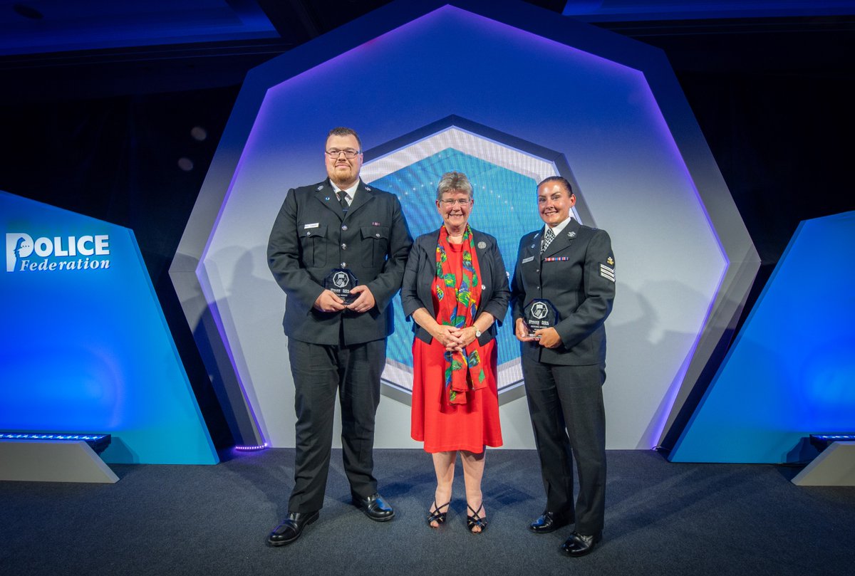 Cyflwynodd Ysgrifennydd y Cabinet dros Gyfiawnder Cymdeithasol wobr i Holly Price a Jordan Rockey o <a href="/HeddluDeCymru/">Heddlu De Cymru</a> yn seremoni wobrau am ddewrder yn yr Heddlu am eu gwaith anhygoel.
 
Llongyfarchiadau a diolch i'r heddlu ledled Gymru am gadw ein cymunedau'n ddiogel.