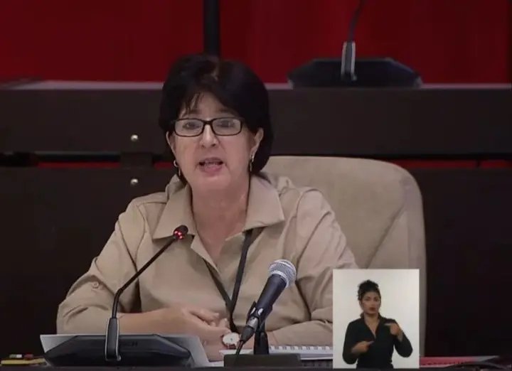 #Cuba clama desde sus entrañas por una crisis tangible: falta de luz, agua, alimentos, medicamentos, transporte, y más. Negar la realidad no la sepulta; la hace gritar con mucha fuerza. Los diputados del Parlamento apoyaron el informe de la Ministra de Trabajo. Mucha decepción!!!