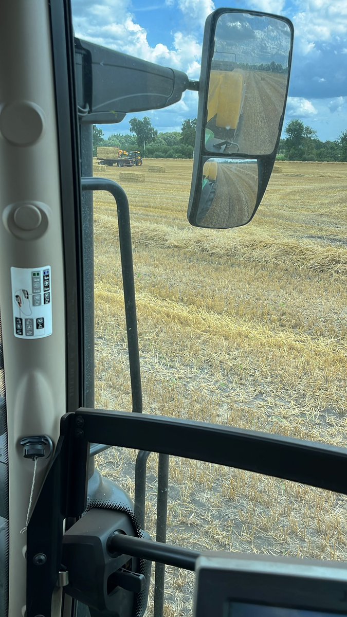 Wintergerststro persen
Met <a href="/Remcokruit/">Remco Kruit</a> <a href="/Kevindegroot7/">Kevin de groot</a>