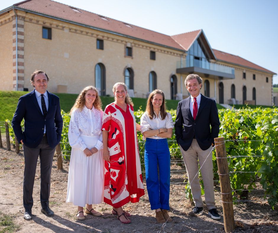 🍾 3 branches #Rothschild, une passion commune : le #Champagne d'exception! Le Grand Clos 2019 vient de naître dans leur nouveau chai spectaculaire à Vertus. 1788 bouteilles numérotées d'un #chardonnay élevé 13 mois en fûts puis 55 mois en bouteille. 
 🔎 fcld.ly/barons_de_roth…