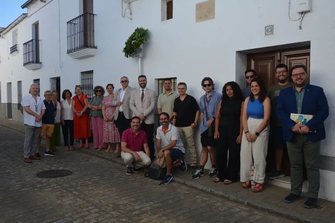 Por los caminos del aire fueron llegando a lo largo de cinco años personas de las capitales, para descubrir qué es la nostalgia de Fregenal. Los cursos de verano son una gota en el océano de la despoblación, pero son una piedra a la que agarrarnos para resistir y construir pueblo