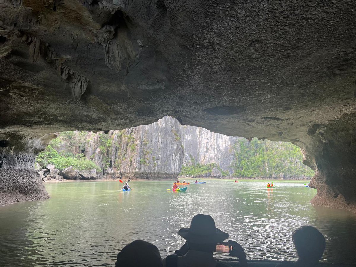 AleidaAzamarA's tweet image. 🌊✨ Recorrer en lancha la Bahía de Ha Long fue una gran experiencia entre aguas esmeralda y formaciones rocosas que parecen monumentos naturales.
Durante el trayecto, visitamos varias cuevas, verdaderos santuarios de piedra tallados por el tiempo.
#vietnam