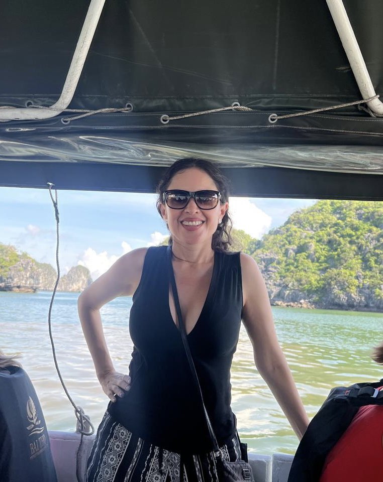 AleidaAzamarA's tweet image. 🌊✨ Recorrer en lancha la Bahía de Ha Long fue una gran experiencia entre aguas esmeralda y formaciones rocosas que parecen monumentos naturales.
Durante el trayecto, visitamos varias cuevas, verdaderos santuarios de piedra tallados por el tiempo.
#vietnam