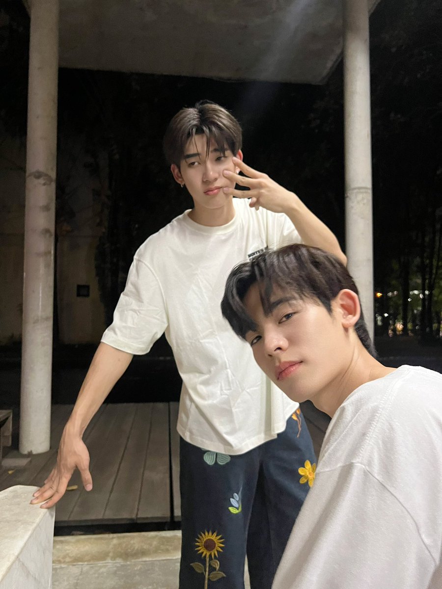 เม้าท์อยู่อย่างนั่น ร่ำลาอยู่อย่างนั้น อาการมันเป็นยังไงกันนะคะ จะกลับบ้านกี่โมง

Duang With You Q1
#ด้วงเปิดกล้องแล้วนะเธอ