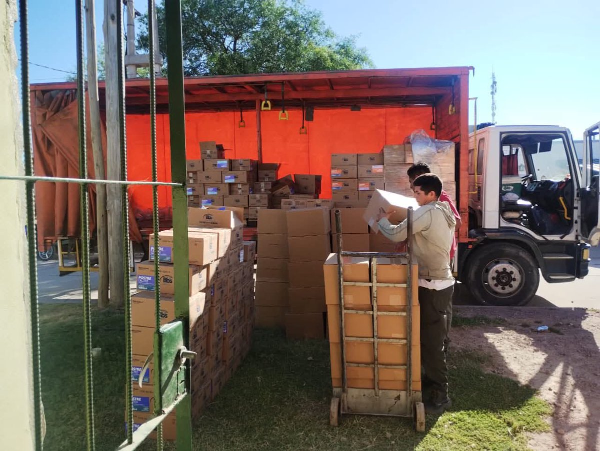 Programa1700D's tweet image. 🛎️ Beneficiarios del  Programa #MisPrimeros1700Dias Esc. 799 Lomitas Dpto. Loreto recibieron productos nutricionales juntos a Docentes y Directivos,  Rodrigo Pintos gracias por su generosidad y predisposición.