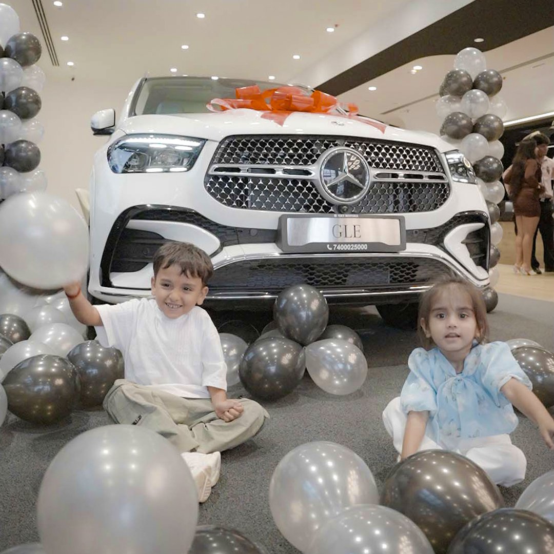 itsaaravsingh's tweet image. Meet our newest family member – the shiny white Mercedes!✨ We gave it a warm welcome with balloons, smiles, and a whole lot of excitement! 

#mercedes #mercedesbenz #mercedesbenzgle