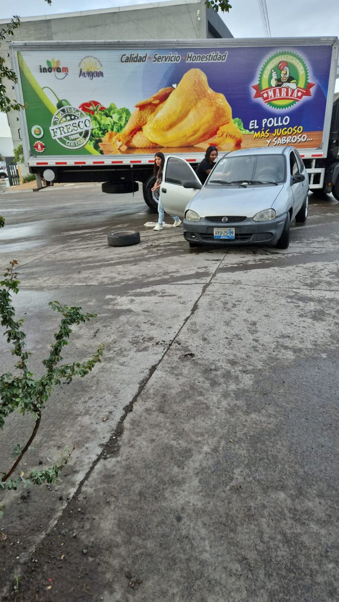 Merestoteles's tweet photo. Tremendo bache en 8 de Julio (Av. Jesús Michel Gonzalez) rumbo a Periférico, un poco adelante del SuKarne, varios vehículos han caído y  tuvieron daños en las llantas, precaución, es donde inicia el tremendo charco. @Trafico_ZMG https://t.co/w3vBpc2AQ0