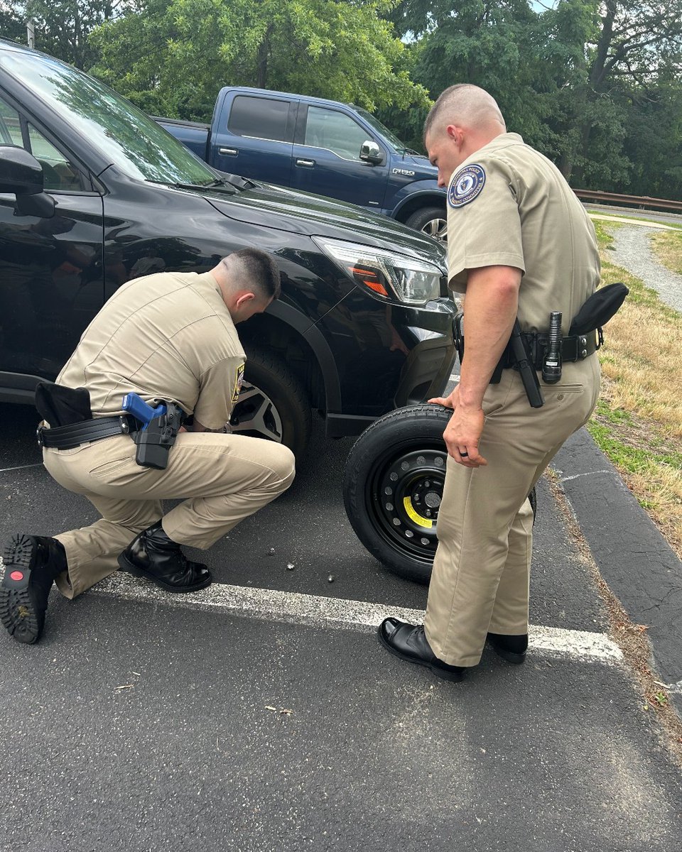 MassMPTC's tweet image. 💙A Heartwarming Moment at MPTC Lynnfield Academy! Our dedicated Student Officers sprang into action to assist a young lady with a flat tire. With teamwork and kindness, they exemplified the spirit of community. Thank you to our amazing Student Officers for your selflessness! 💙
